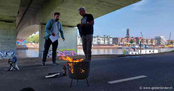 Protest Arnhem: Wagensveld steekt koran in de brand • Actie tegen Pegida-man blijft uit • Twee aanhoudingen