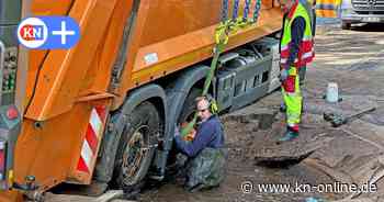 Unfall in Kaltenkirchen: Müllauto bricht in Straße ein