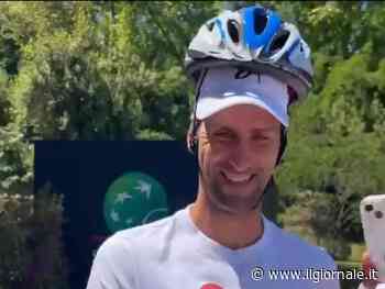 "Col caschetto da ciclista". Djokovic ricompare e scherza dopo il colpo in testa