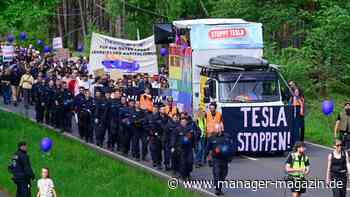 Tesla in Grünheide: Hunderte bei Protestzug zum Tesla-Werk von Elon Musk