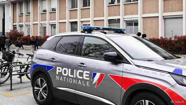 Man schiet op politiebureau Parijs twee agenten neer