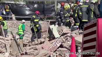 Mann fünf Tage nach Gebäudeeinsturz in Südafrika aus Trümmern gerettet