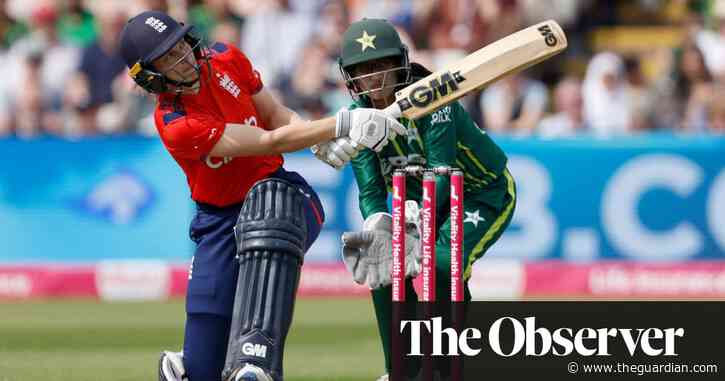 Amy Jones helps England recover from wobble to beat Pakistan in opening T20