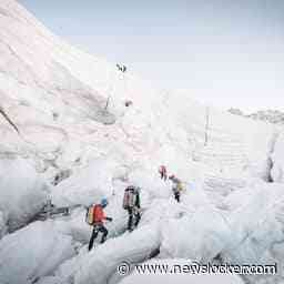 Nepalees breekt eigen record door voor 29e keer top Mount Everest te bereiken