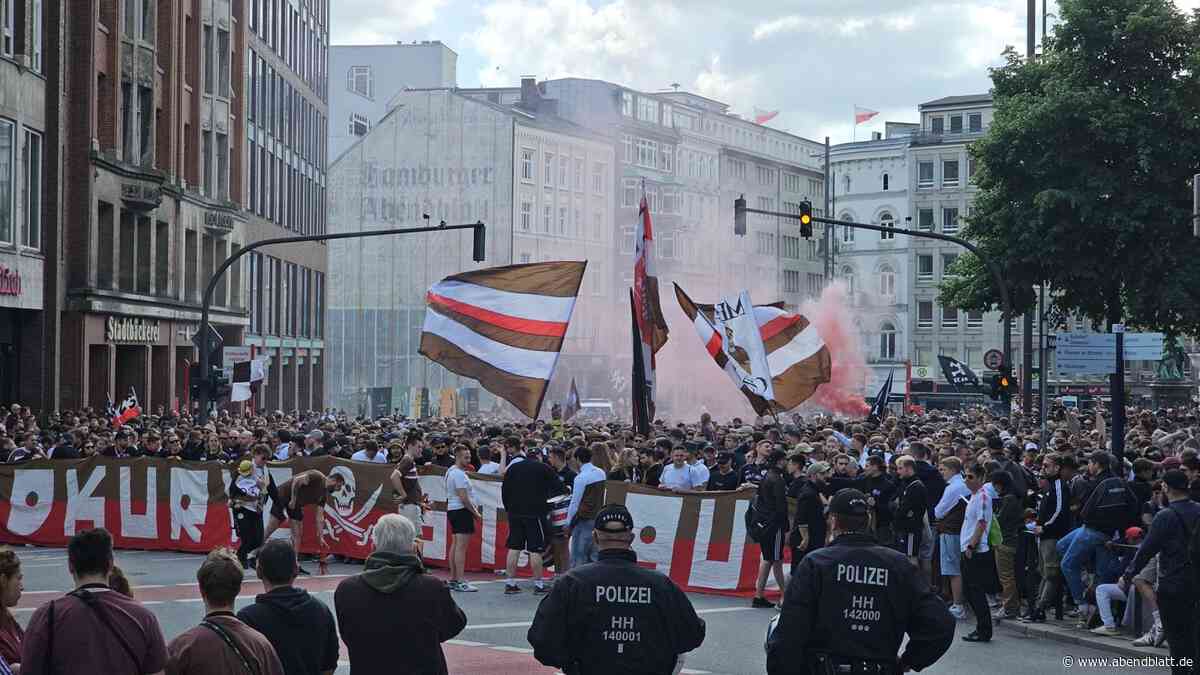 St.-Pauli-Fanmarsch am Gänsemarkt gestartet – mit viel Pyrotechnik