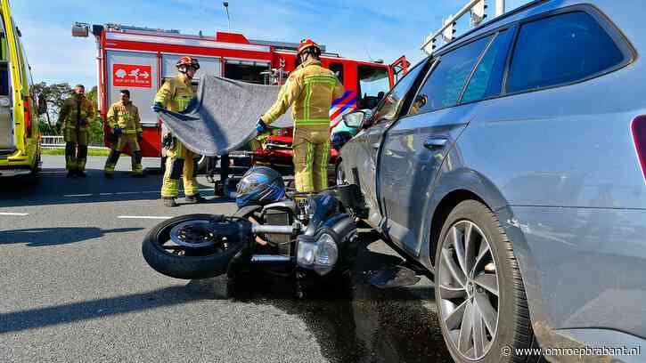 Automobilist rijdt door rood, motorrijder zwaargewond