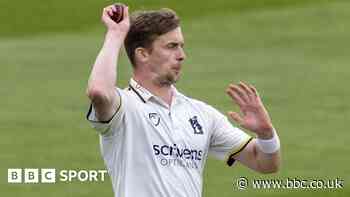 Late wickets check Surrey progress against Bears