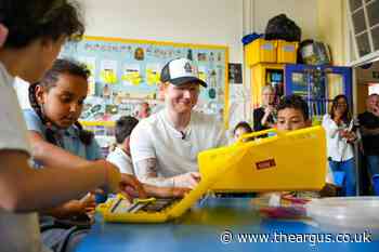 Ed Sheeran surprises Brighton primary school with gig