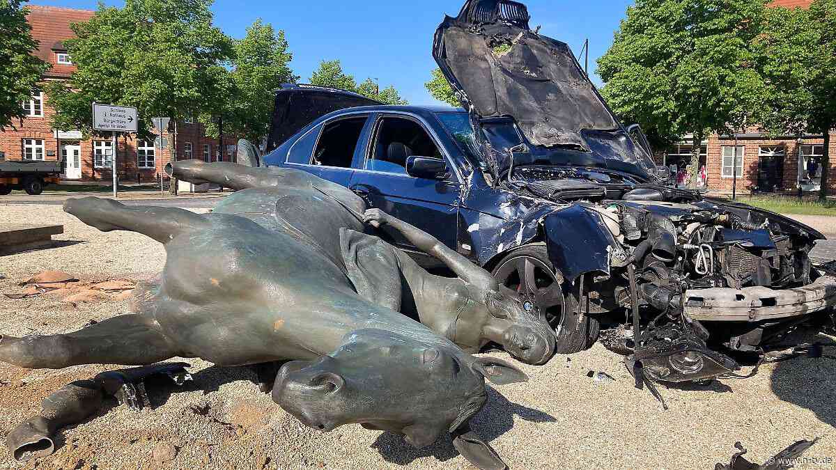 Unfall in Ludwigslust: Auto reißt bronzenes Pferdedenkmal vom Sockel