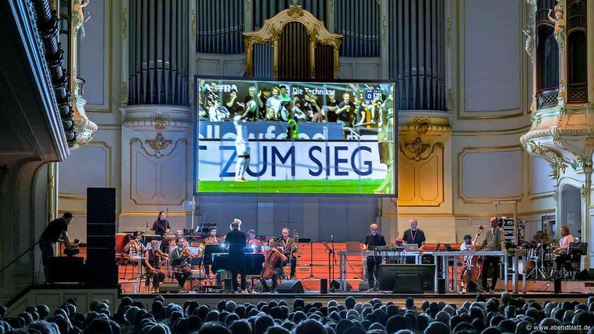 St. Pauli steigt auf, das Ensemble Resonanz spielt live dazu