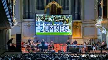 St. Pauli steigt auf, das Ensemble Resonanz spielt live dazu