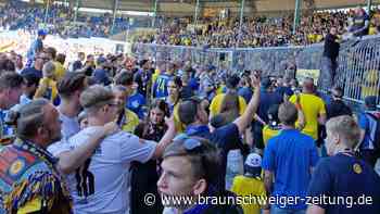 Platzsturm im Eintracht-Stadion: So feiern Mannschaft und Fans den Klassenerhalt