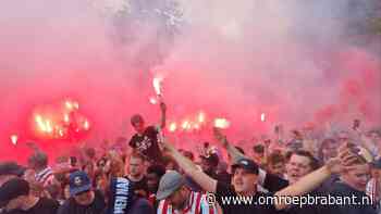 Huldiging Willem II: spelers op het podium • tientallen fakkels