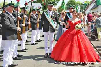 Strahlendes Königspaar beim Schützenfest in Weiberg