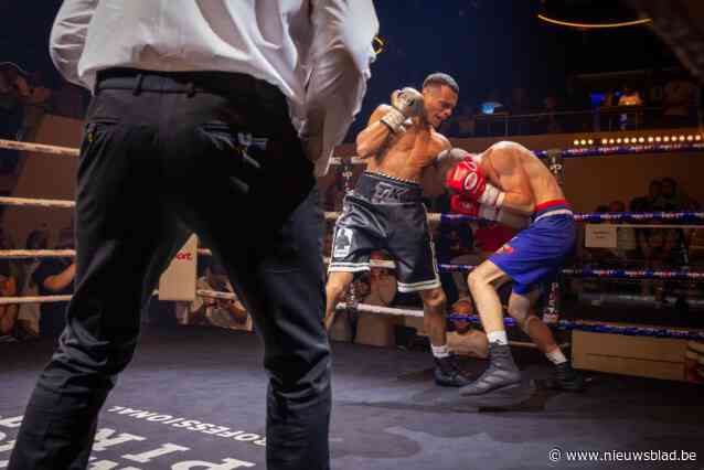 IN BEELD. Terak slaat tegenstander KO tijdens eigen boksgala