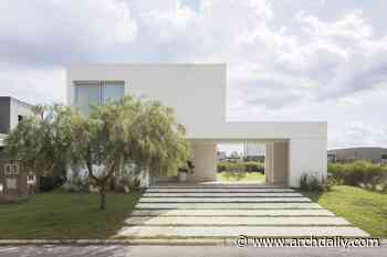 House in Santa Emilia / Anibal Bizzotto + Bruno Sirabo