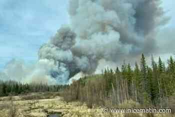 "Les prochaines 48 heures seront éprouvantes": Des milliers de personnes évacuées en raison des feux de forêt dans l'Ouest canadien
