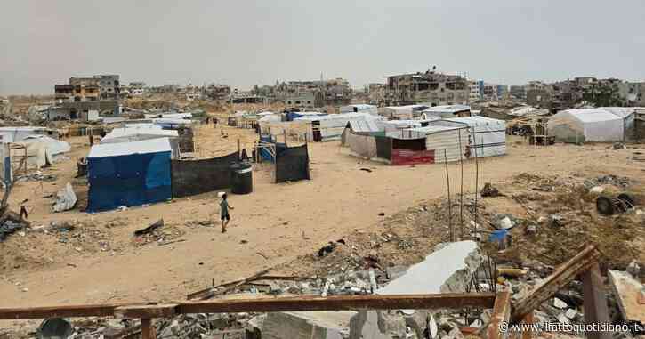 La fuga senza fine dei palestinesi dai nuovi raid di Israele: “Spinti verso zone senza acqua ed energia. Ora dormiamo sulla sabbia tra i liquami”