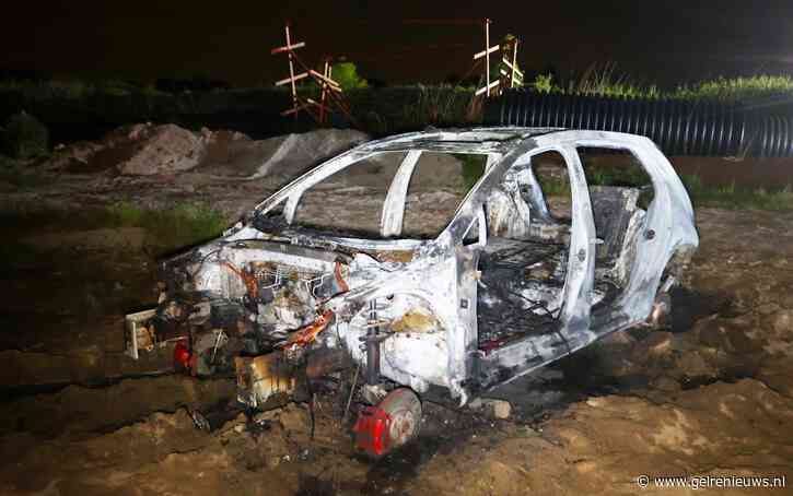 Compleet gestripte auto uitgebrand, politie onderzoekt herkomst