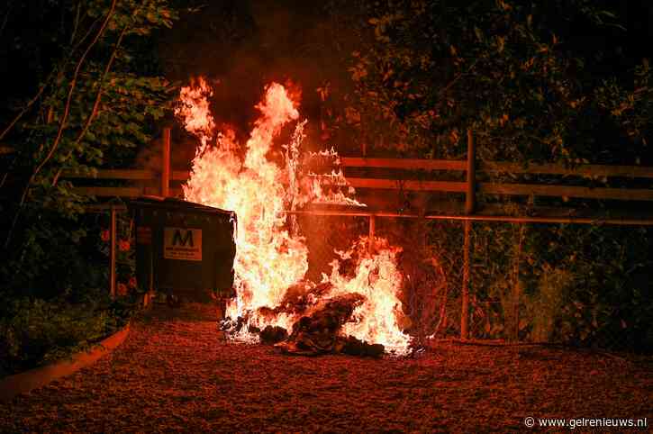Papiercontainer in brand gestoken, brandweer voorkomt overslag