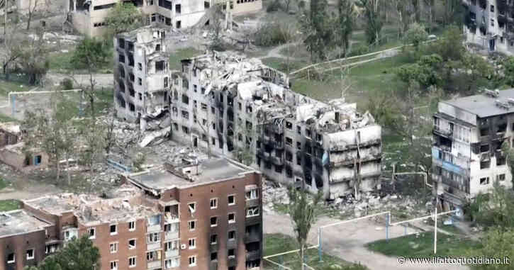 Ucraina, nuovi bombardamenti nella notte, colpite Selydove e Bilopilla. Mosca avanza ma Putin cambia il ministro della Difesa