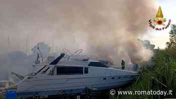 Paura a Fiumicino, in fiamme quattro imbarcazioni all'interno di un cantiere nautico