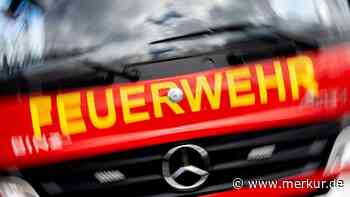 Wohl technischer Defekt: Auto brennt an Tankstelle in Weyarn – Dach beschädigt