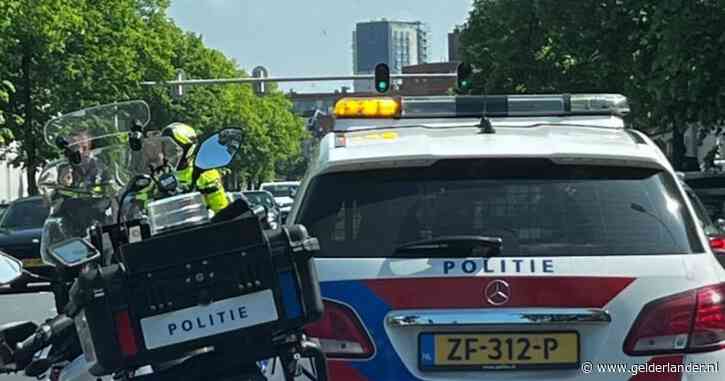 Trouwstoet met 25 auto’s houdt politie lang bezig: boetes voor dubbel parkeren en rijden over fietspad
