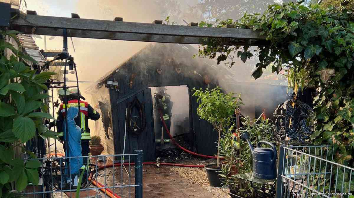Gartenhütte in Lechhausen brennt: Feuerwehrmann wird leicht verletzt