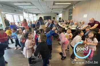 Kleuters Europaschool Genk dansen voor oma's en opa's