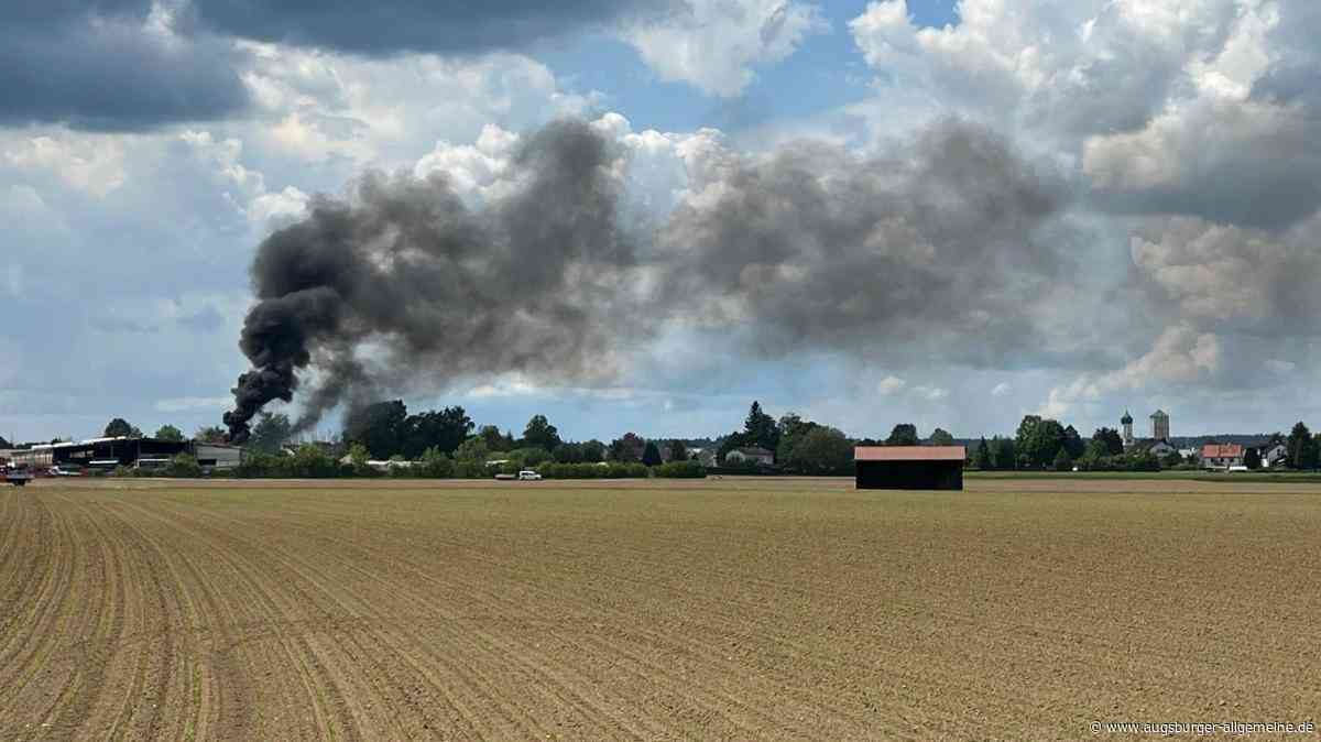 Brand einer Lagerhalle: Feuerwehr rückt mit Großaufgebot an