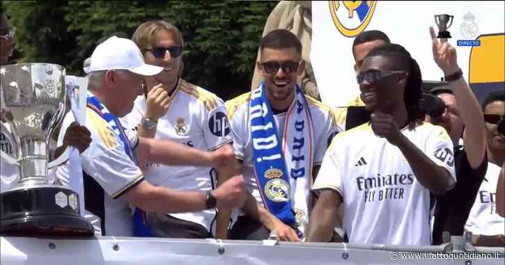 Carlo Ancelotti si scatena alla festa del Real Madrid e finalmente esaudisce il suo sogno – Video