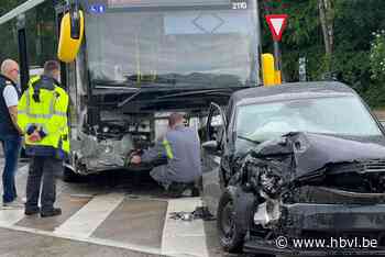 Opnieuw ongeval met auto en lijnbus op Hasseltse busbaan: een chauffeur naar ziekenhuis