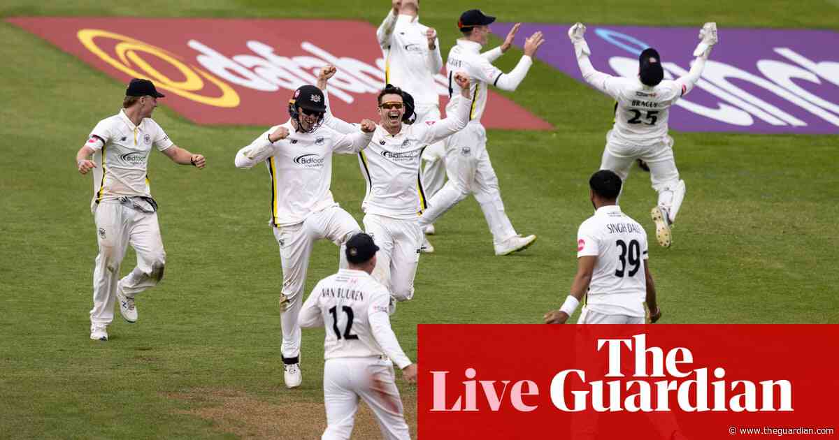 County cricket: Surrey sweep past Warwickshire, Notts beat Lancs – live