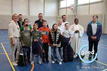 Pastoor Jeeva zegent nieuwe sportzaal van Sint-Lutgart in