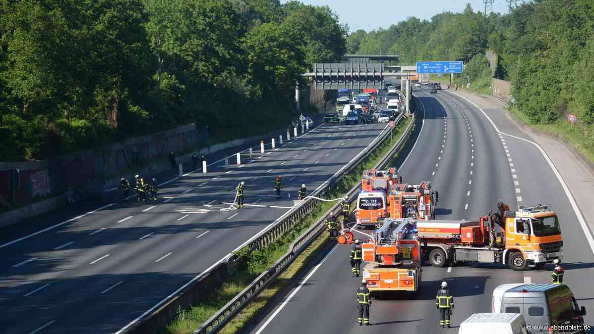 Transporter fängt auf A1 Feuer – Autobahn eine Stunde lang dicht