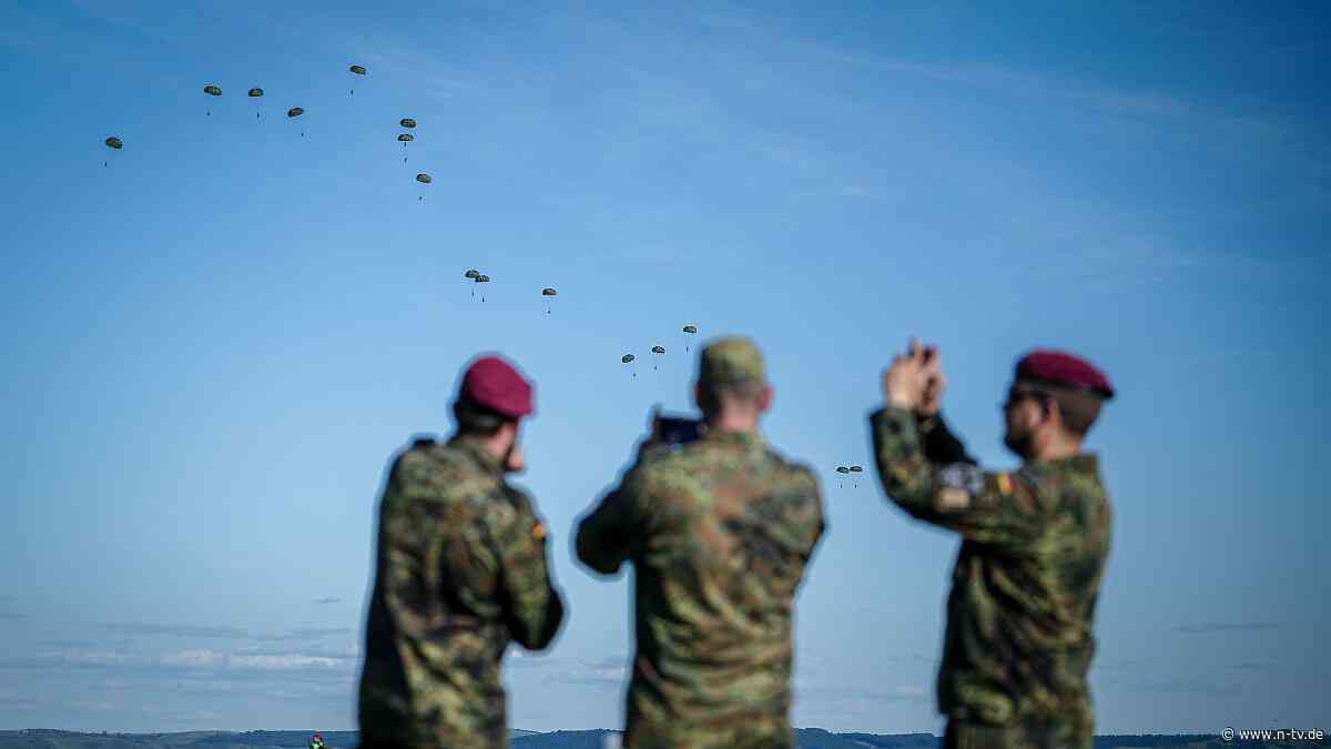 Rückeroberung von Flughafen: NATO simuliert mit Hunderten Fallschirmjägern den Feuerkampf