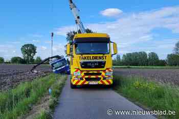 Vrachtwagen met tien ton karkassen wijkt uit voor fietser en kantelt om in Kleistraat