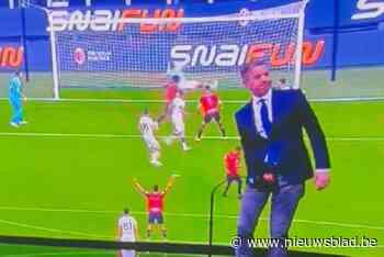 VIDEO. Opmerkelijk: AC Milan-legende Alessandro Costacurta blesseert zich als analist tijdens tv-uitzending
