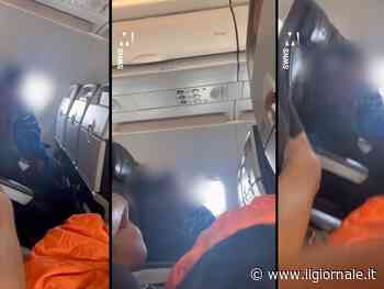 Choc in volo, sesso sui sedili dell'aereo: scandalo fra i passeggeri, ecco cosa è successo