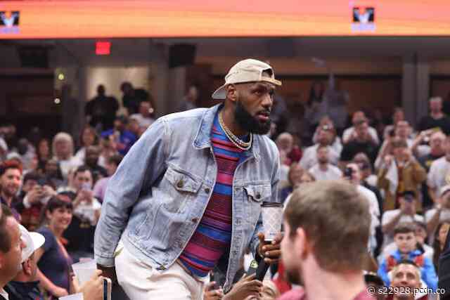 Lakers Video: LeBron James Gets Standing Ovation While Sitting Courtside At Cavaliers-Celtics Game