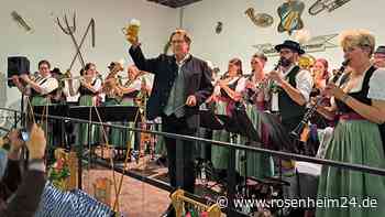 Goaßlschnalzer und Stadtkapelle: Kolbermoorer feiern Doppelfeuerwerk der Musik und Tradition