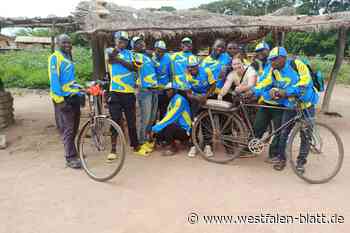 Fahrradtaxifahrer in Malawi tragen Trikots vom Radtreff Borchen