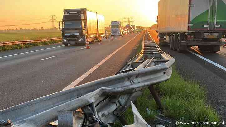 Vrachtwagencombinatie schaart op A29, ruim uur vertraging vanaf Willemstad