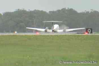 Vliegtuig maakt spectaculaire noodlanding nadat wielen niet open klappen: “Toestel schraapte over de grond”