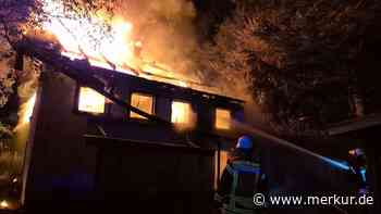 Feuersäule am Nachthimmel: Bauernhaus brennt aus in Bertoldshofen