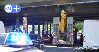 Hannover: Lkw steckt unter Bahnbrücke über Berliner Allee fest
