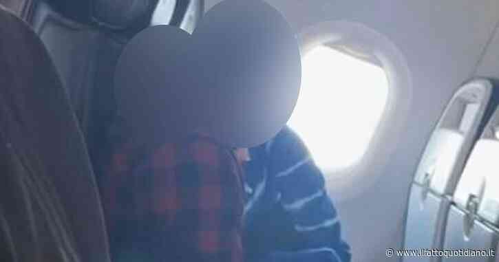 Sesso spinto sui sedili dell’aereo, i passeggeri scioccati hanno protestato: “Era palese, è stato disgustoso e c’erano anche dei bambini”