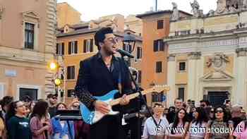 The Kolors e Fiorello riportano il "Karaoke" in piazza: concerto a sorpresa al centro di Roma