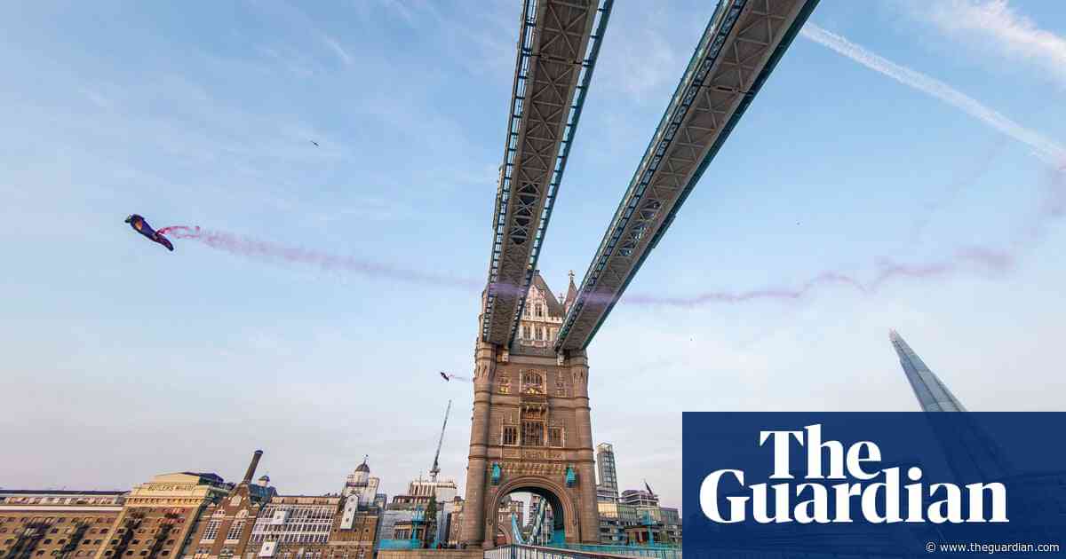 Skydivers fly through London's Tower Bridge – video